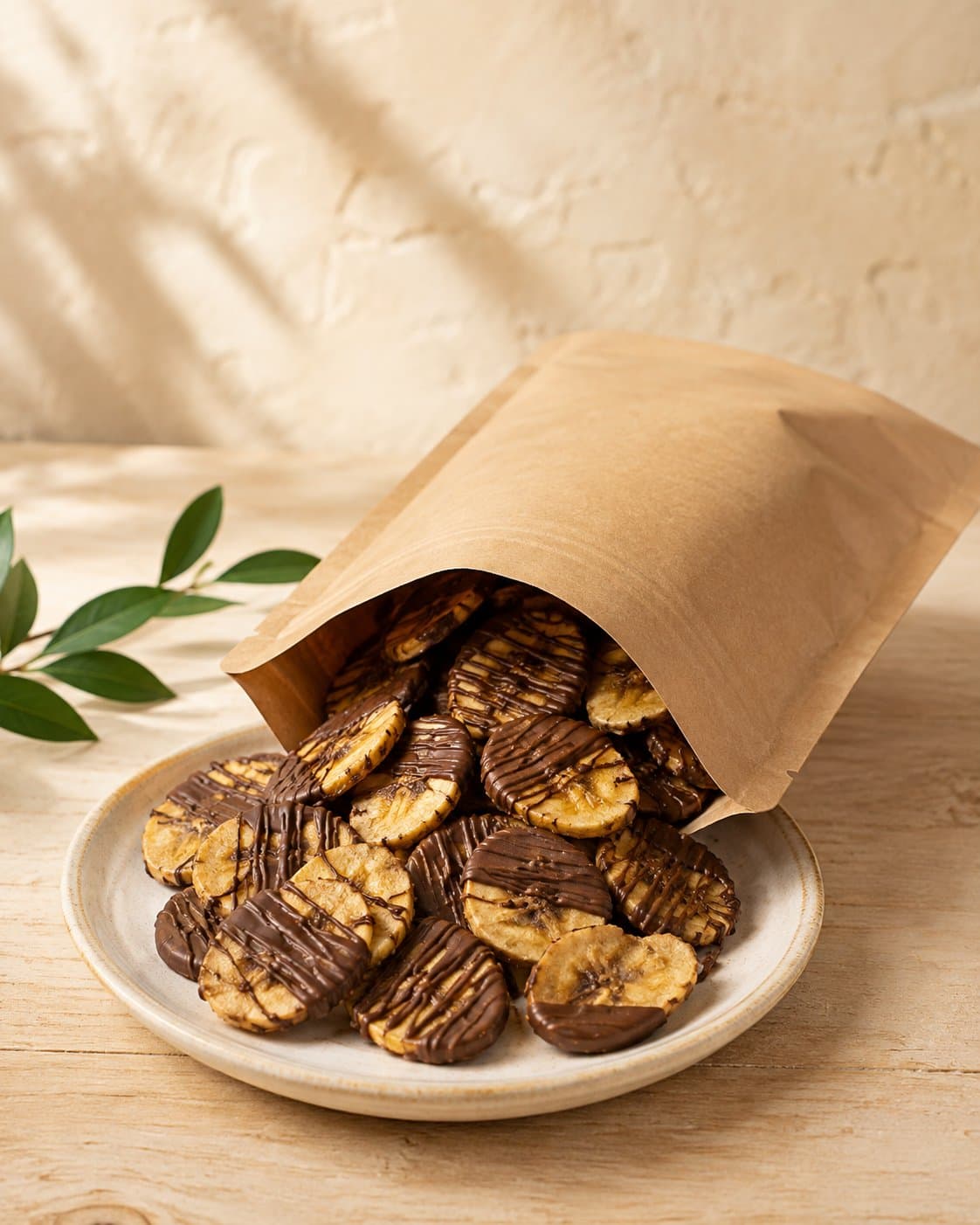Keripik pisang cokelat dalam kemasan kraft