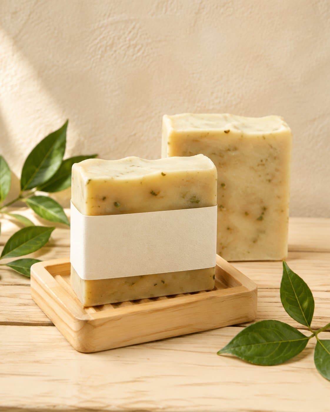 Sabun natural buatan tangan dengan daun hijau